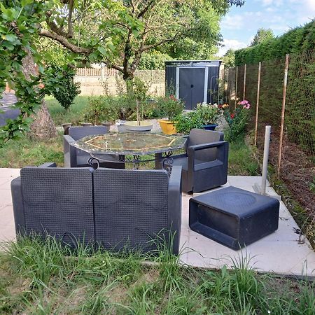 Gite Pavillon Kifadonfe 3 Ch Avec Cour Et Jardin Clos Villa Saint-Germain-Lembron Exterior foto